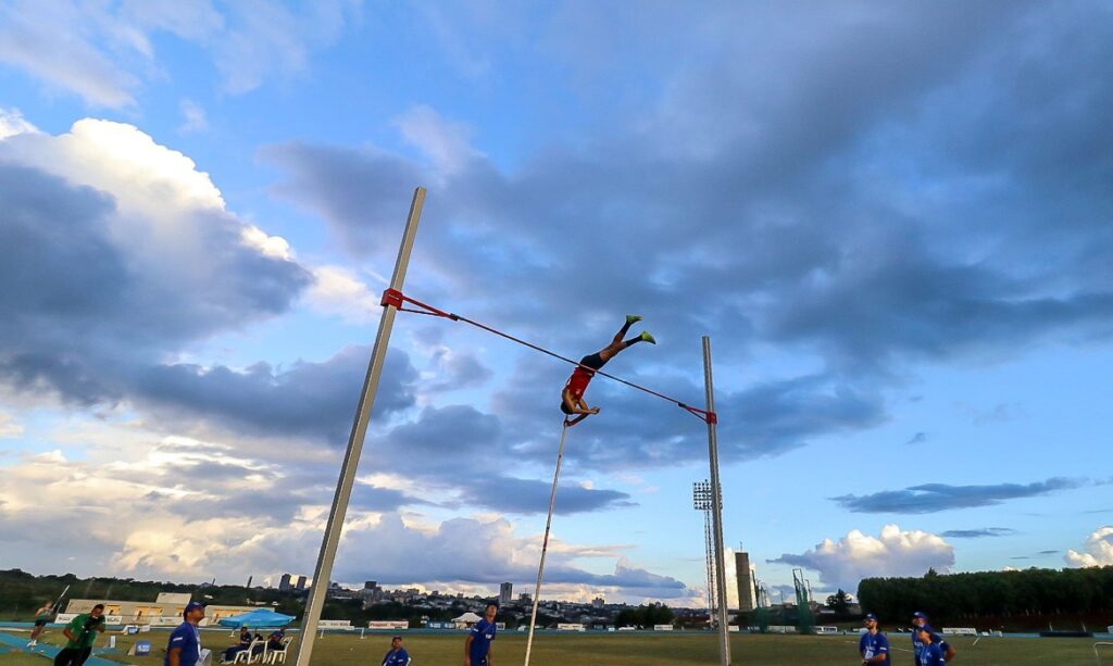 Clínica de Salto com Vara.